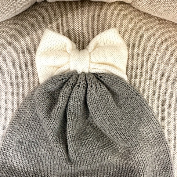 NWT NEW Kate Spade Winter Knit Hat Colorblock Bow Beanie Gray White Bow One Size - Picture 2 of 4